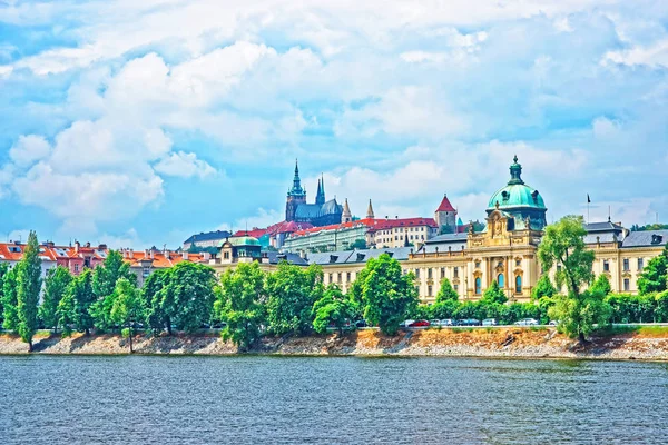 Ανάχωμα στον ποταμό Μολδάβα με Prague Old Town και Strakova Ακαδημία — Φωτογραφία Αρχείου