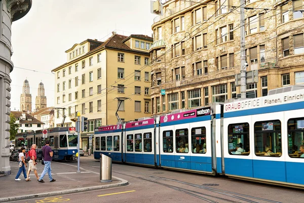 Трамвай на улице Банхофштрассе в центре Цюриха — стоковое фото