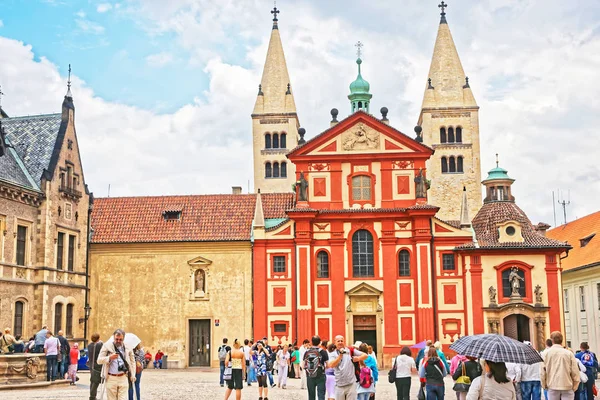 Tourists at St George Basilica of Prague Castle — Stock Photo, Image