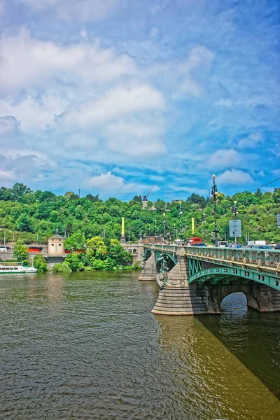 Ponte Cech Svatopluk sobre o rio Vltava em Praga — Fotografia de Stock