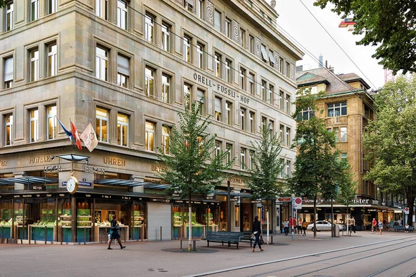 Calle con tiendas de relojes de lujo en Bahnhofstrasse Zurich — Foto de Stock