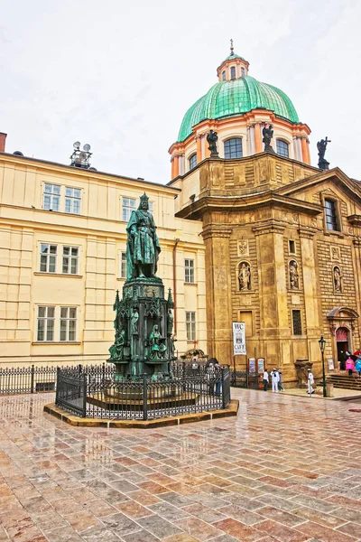 Estatua del Rey Carlos en la Iglesia de San Francisco Praga — Foto de Stock