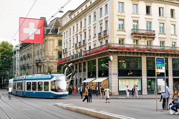 Трамвай на Банхофштрассе в центре Цюриха — стоковое фото