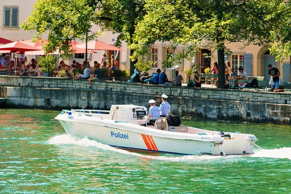 Bote de motor de la policía en Limmat River en Zurich —  Fotos de Stock