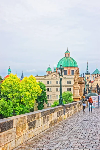 Άτομα με τη γέφυρα του Καρόλου πάνω από τον ποταμό Μολδάβα στην Πράγα εκκλησία — Φωτογραφία Αρχείου