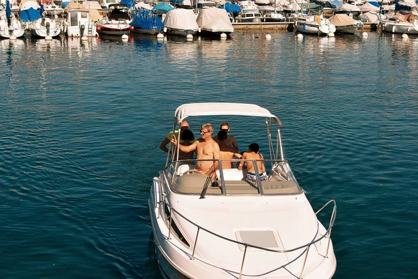People in small yacht on Marina on Lake Geneva Lausanne — Stock Photo, Image