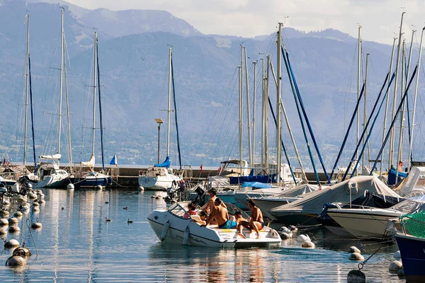 Pessoas em barco na Marina, no Lago de Genebra, em Lausanne — Fotografia de Stock