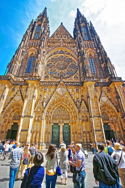 Pessoas e Catedral de São Vito no complexo do castelo de Praga — Fotografia de Stock