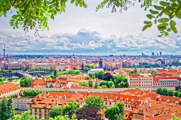 Panoramablick auf die Prager Altstadt und Moldau — Stockfoto