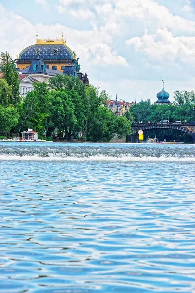 Національний театр і новозбудований міст легіони Прага — стокове фото