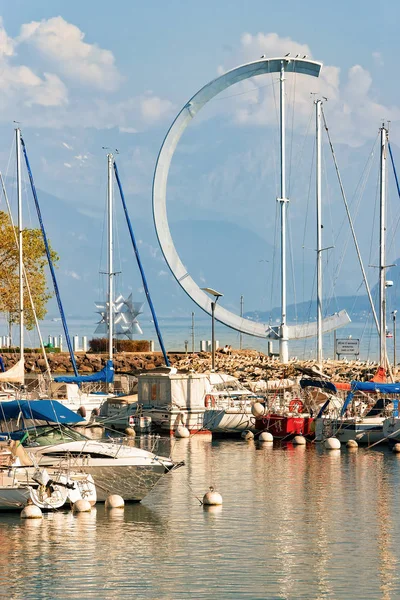 Marina dengan kapal pesiar di Danau Jenewa di Lausanne Swiss — Stok Foto