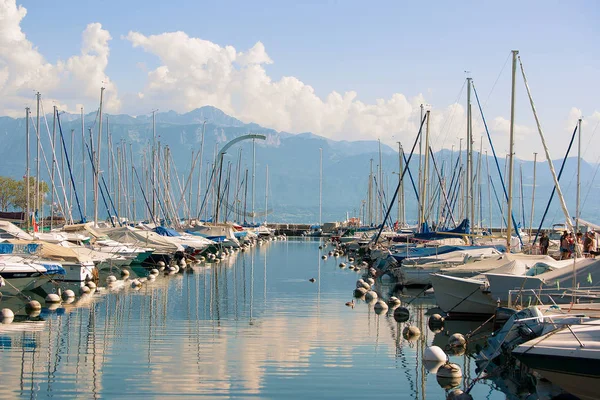 Marina med yachter i Genèvesjön i Lausanne Schweiz — Stockfoto