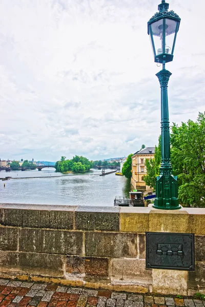 Lanterna na Ponte Charles sobre o rio Vltava em Praga — Fotografia de Stock