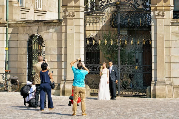 Casamento casal a ser fotografado nas ruas de Zurique — Fotografia de Stock
