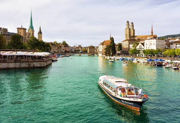 Grossmunster São Pedro e Fraumunster e barcos em Limmat Zurique — Fotografia de Stock