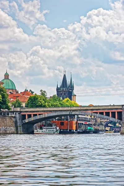 プラハを流れるヴルタヴァ川の上のタワーとカレル橋 — ストック写真