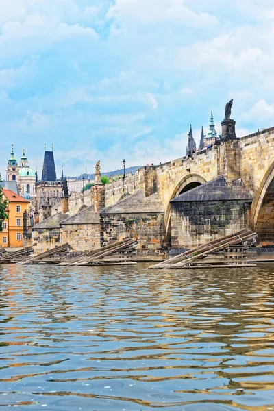 Чарльз міст через річку Влтаву в Празі — стокове фото