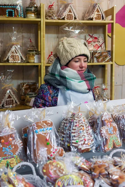 少女の出現でヴィリニュスのクリスマス マーケットのジンジャーブレッドを販売 — ストック写真