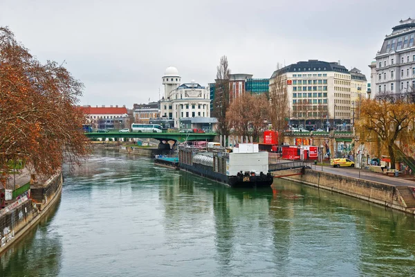 Water transport at Danube Canal in Leopoldstadt of Vienna — Stock Photo, Image