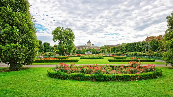 Volksgarten 或与女皇伊丽莎白纪念碑维也纳人民花园 — 图库照片