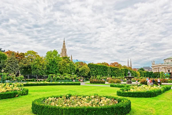 Фольксгартен или Народный сад дворца Хофбург в Вене — стоковое фото