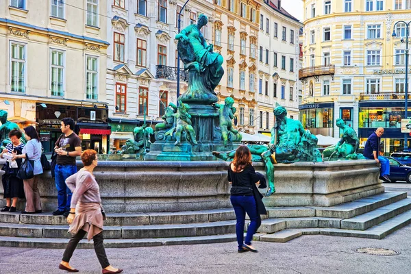 Turistas en Donner Fountain en la plaza Neuer Markt de Viena — Foto de Stock