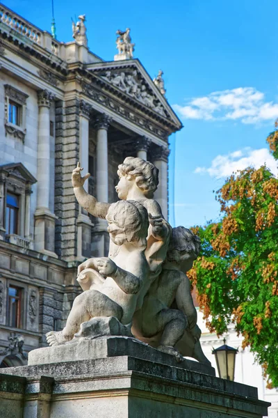 Statua puttem aniołów w Burggarten — Zdjęcie stockowe