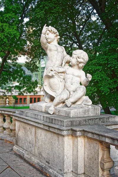 Статуя ангелов Путти в Бурггартене в Вене — стоковое фото