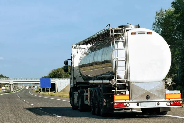 Lagring av tankbil på körbanan av Polen Stockbild
