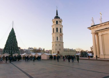 İnsanlar katedral Meydanı'nda Vilnius Noel piyasasında eğleniyor