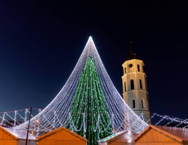 Noel ağacı ve katedral çan kulesine Vilnius Litvanya