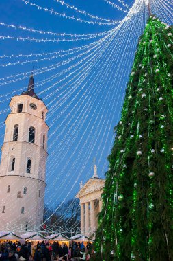 Noel ağacı ve Xmas'ın Bazaarı Vilnius Advent Litvanya akşam