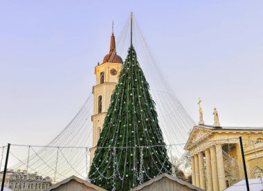 Xmas önce Noel ağacı ve katedral çan kulesi Vilnius