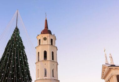 Kule Litvanya Vilnius sırasında Advent Noel ağacı ve katedral çan
