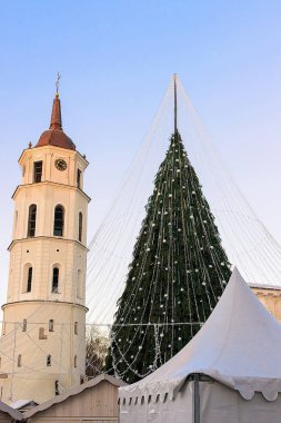 Litvanya Vilnius Advent Noel ağacı ve katedral çan kulesi
