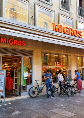 Geneva şehir merkezinde Migros süpermarkette insanlar