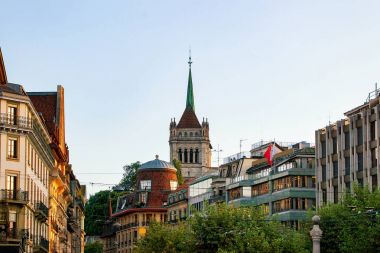 Sokak ve Tower St Pierre Katedrali'nin Geneva İsviçre
