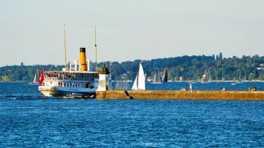 Cenevre Gölü vapur iskelede yaz İsviçre