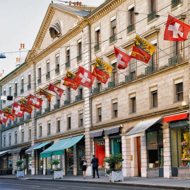 Rue Corraterie Street Cenevre'de İsviçre bayrağı ile