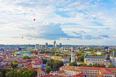 Katedral Meydanı ve Vilnius finans bölgesi ve Hava balonlar