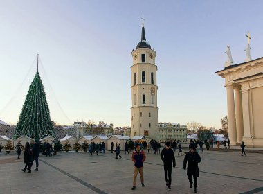İnsanlar katedral Meydanı'nda Vilnius Noel piyasasında eğleniyor