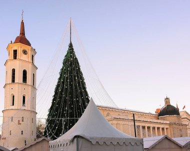 Kule Litvanya Vilnius adlı Advent Noel ağacı ve katedral çan
