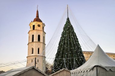 Xmas önce Noel ağacı ve katedral çan kulesi Vilnius Litvanya