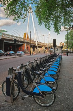 Lambeth, Londra 'daki Hungerford Köprüsü' nde bisikletler.