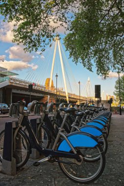Lambeth Londra 'daki Hungerford Köprüsü' nde bisiklet.