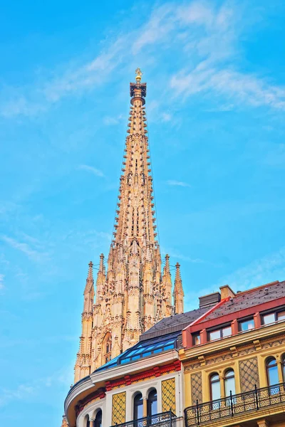 斯蒂芬广场在维也纳圣史蒂芬大教堂的尖塔 — 图库照片