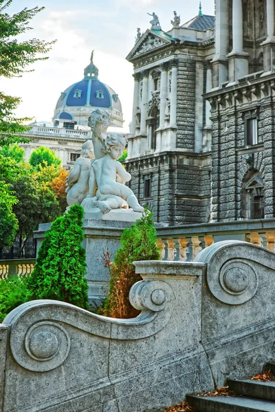 Skulptur von Puttenengeln im Burggarten — Stockfoto