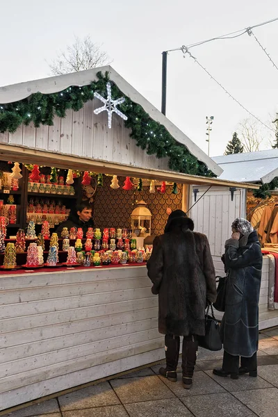 Personas mayores en el mostrador en el mercado de Navidad en Cathedral Square — Foto de Stock