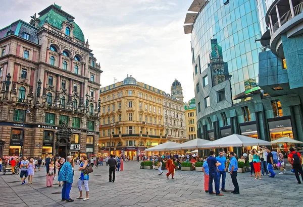 Mensen lopen in de oude stad van Wenen — Stockfoto
