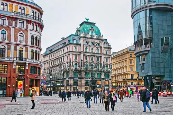 Människor som vandrar i gamla staden Wien — Stockfoto